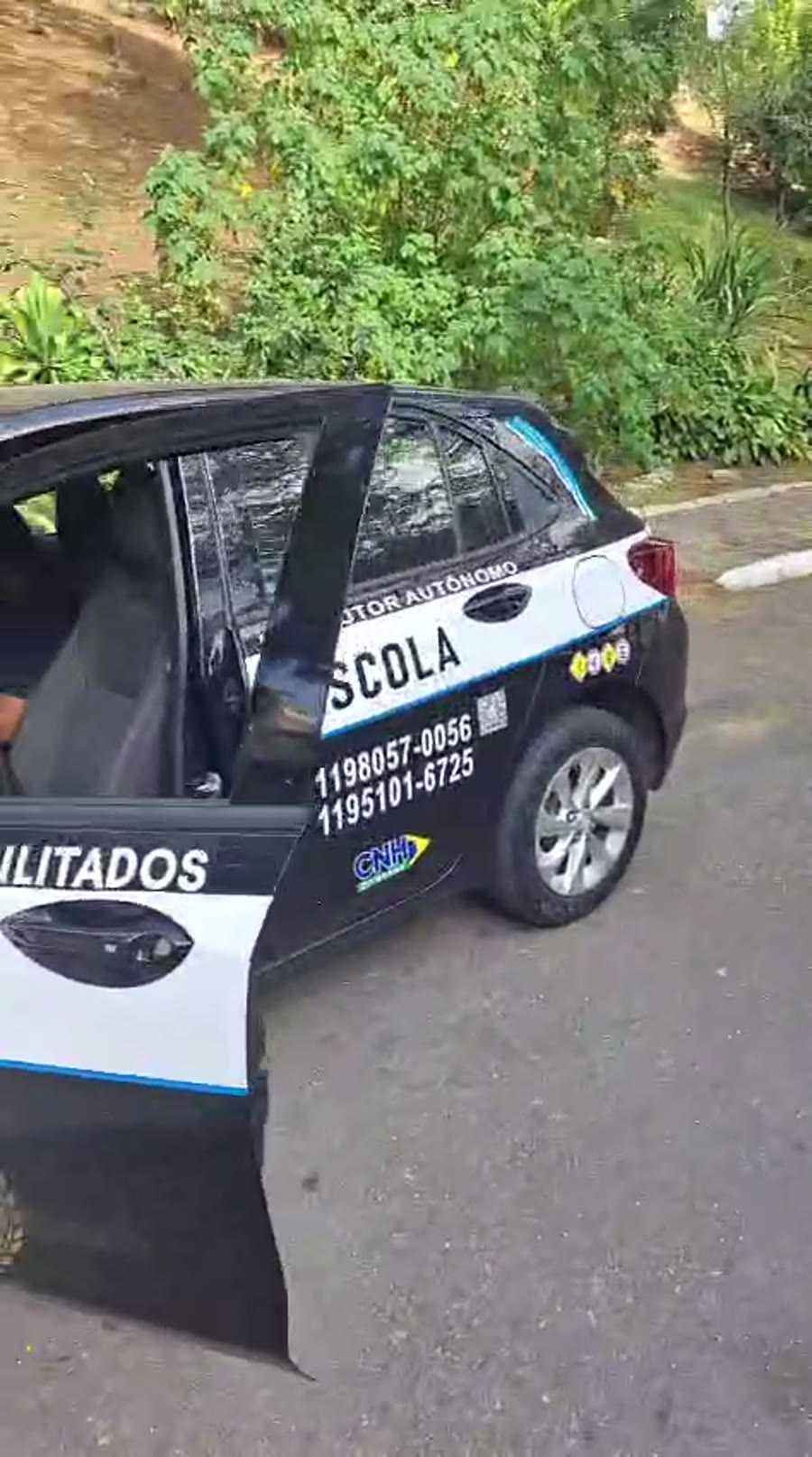 Veículo de aula da MB Auto Escola Premium na rua